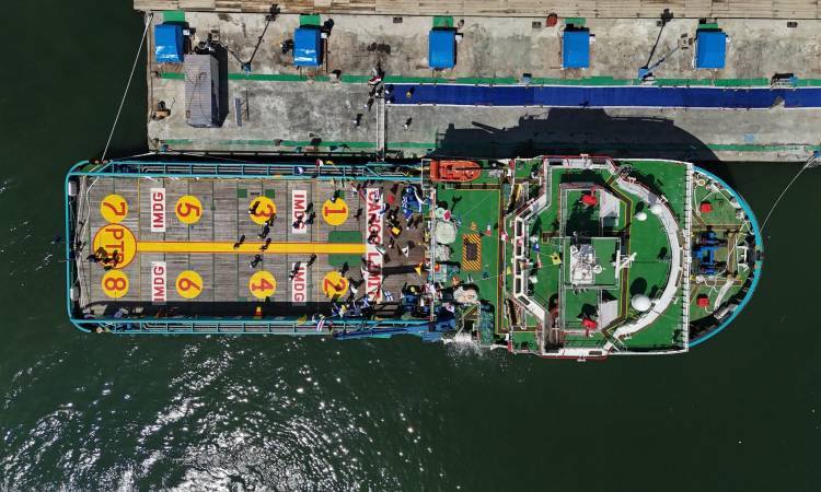 Arrival of the exploration vessel Fakhr 1