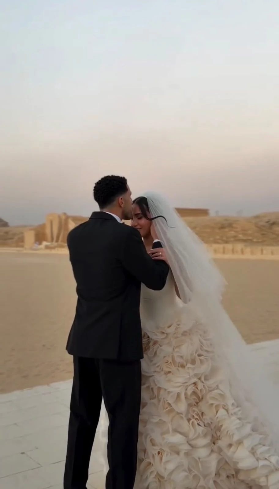 قبلة مصطفى شوبير على رأس عروسته