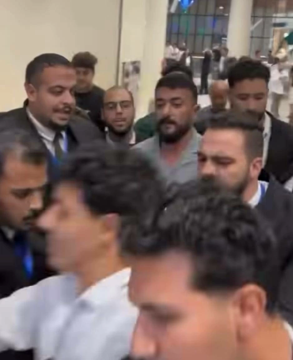 أحمد العوضي يعترض على تصرف بودي جارد مع معجب أحمد العوضي يعترض على تصرف بودي جارد مع معجب