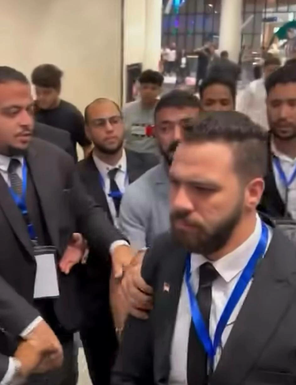 أحمد العوضي يعترض على تصرف بودي جارد مع معجب أحمد العوضي يعترض على تصرف بودي جارد مع معجب