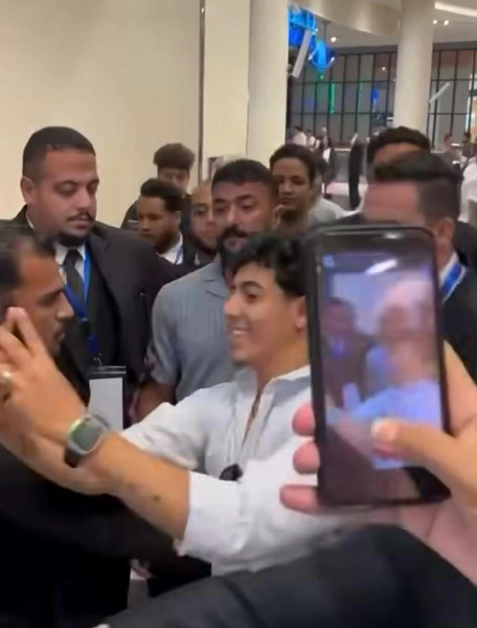أحمد العوضي يعترض على تصرف بودي جارد مع معجب أحمد العوضي يعترض على تصرف بودي جارد مع معجب