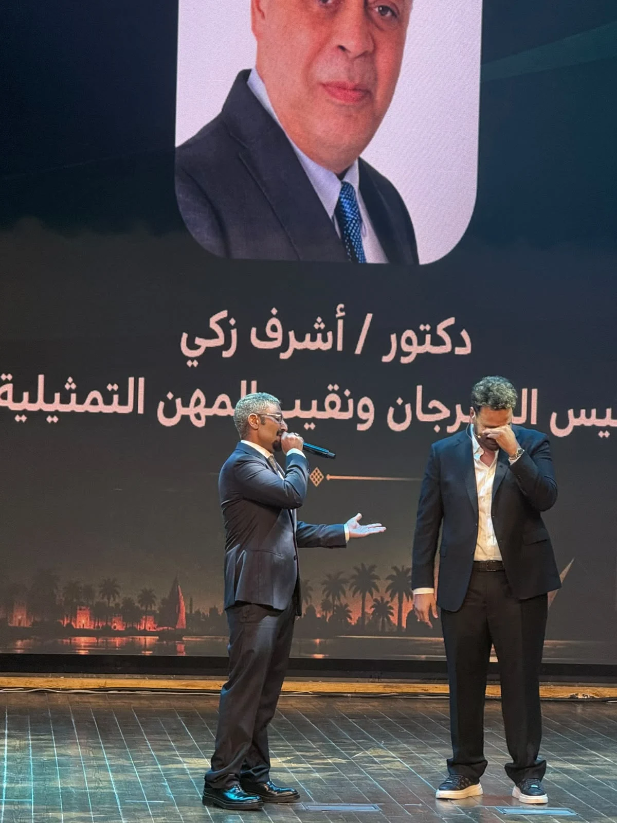 أحمد سعد يحتفل بعيد ميلاد مصطفى غريب في حفل افتتاح مهرجان النقابة (2) أحمد سعد يحتفل بعيد ميلاد مصطفى غريب في حفل افتتاح مهرجان النقابة (2)
