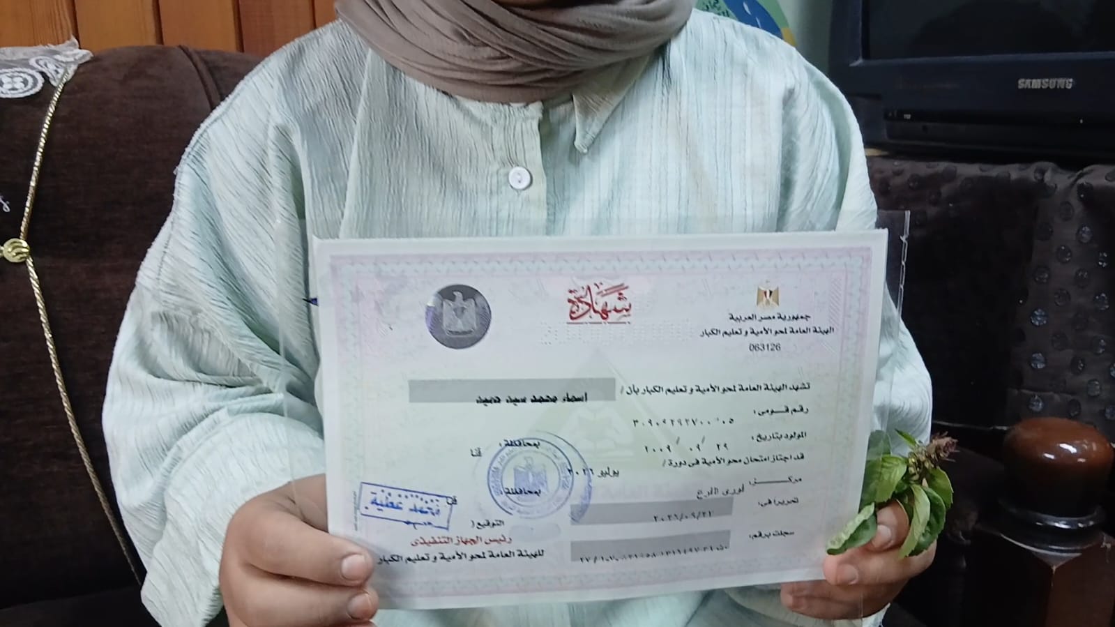 أسماء محمد من قنا تحصل على شهادة محو الأمية