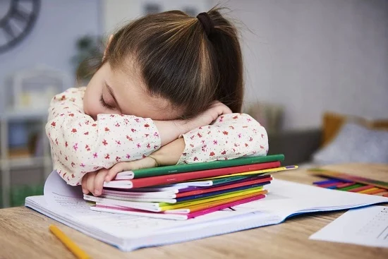 طفلة تنام اثناء المذاكرة