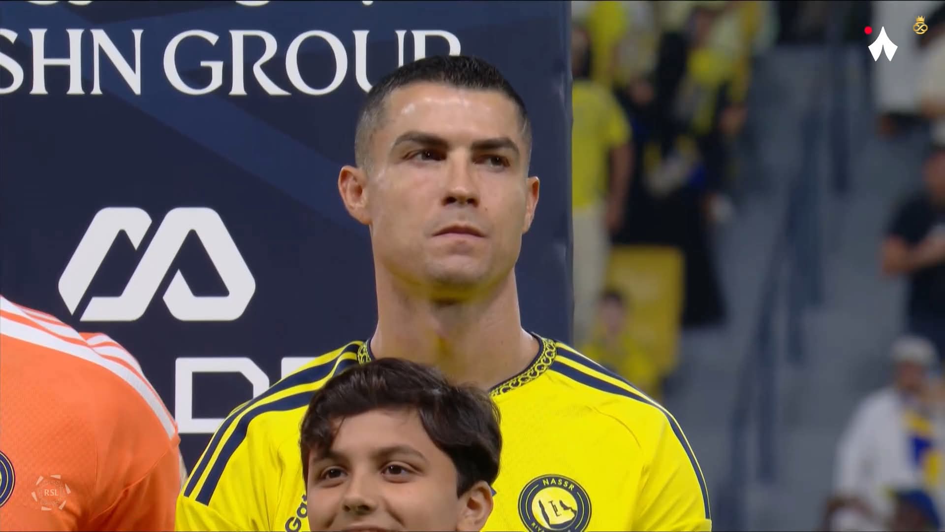 جماهير النصر ترفع تيفو خاصًا لدعم رونالدو أمام الدرعية جماهير النصر ترفع تيفو خاصًا لدعم رونالدو أمام الدرعية