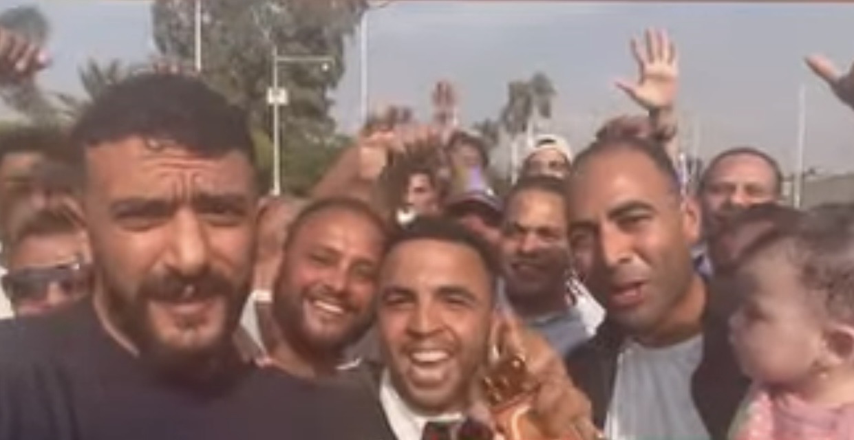 أحمد العوضي يلتف حوله الجمهور أثناء تصوير سلطان الديب أحمد العوضي يلتف حوله الجمهور أثناء تصوير سلطان الديب