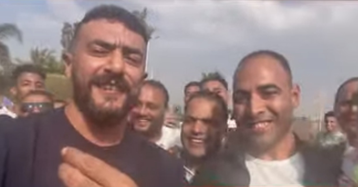 أحمد العوضي يلتف حوله الجمهور أثناء تصوير سلطان الديب أحمد العوضي يلتف حوله الجمهور أثناء تصوير سلطان الديب