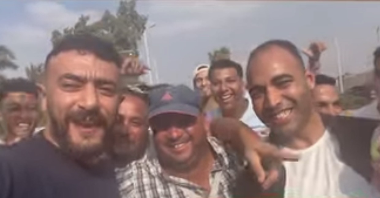 أحمد العوضي يلتف حوله الجمهور أثناء تصوير سلطان الديب أحمد العوضي يلتف حوله الجمهور أثناء تصوير سلطان الديب