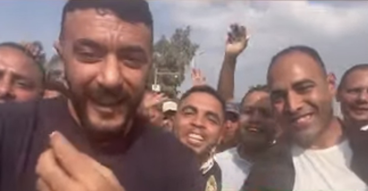 أحمد العوضي يلتف حوله الجمهور أثناء تصوير سلطان الديب أحمد العوضي يلتف حوله الجمهور أثناء تصوير سلطان الديب