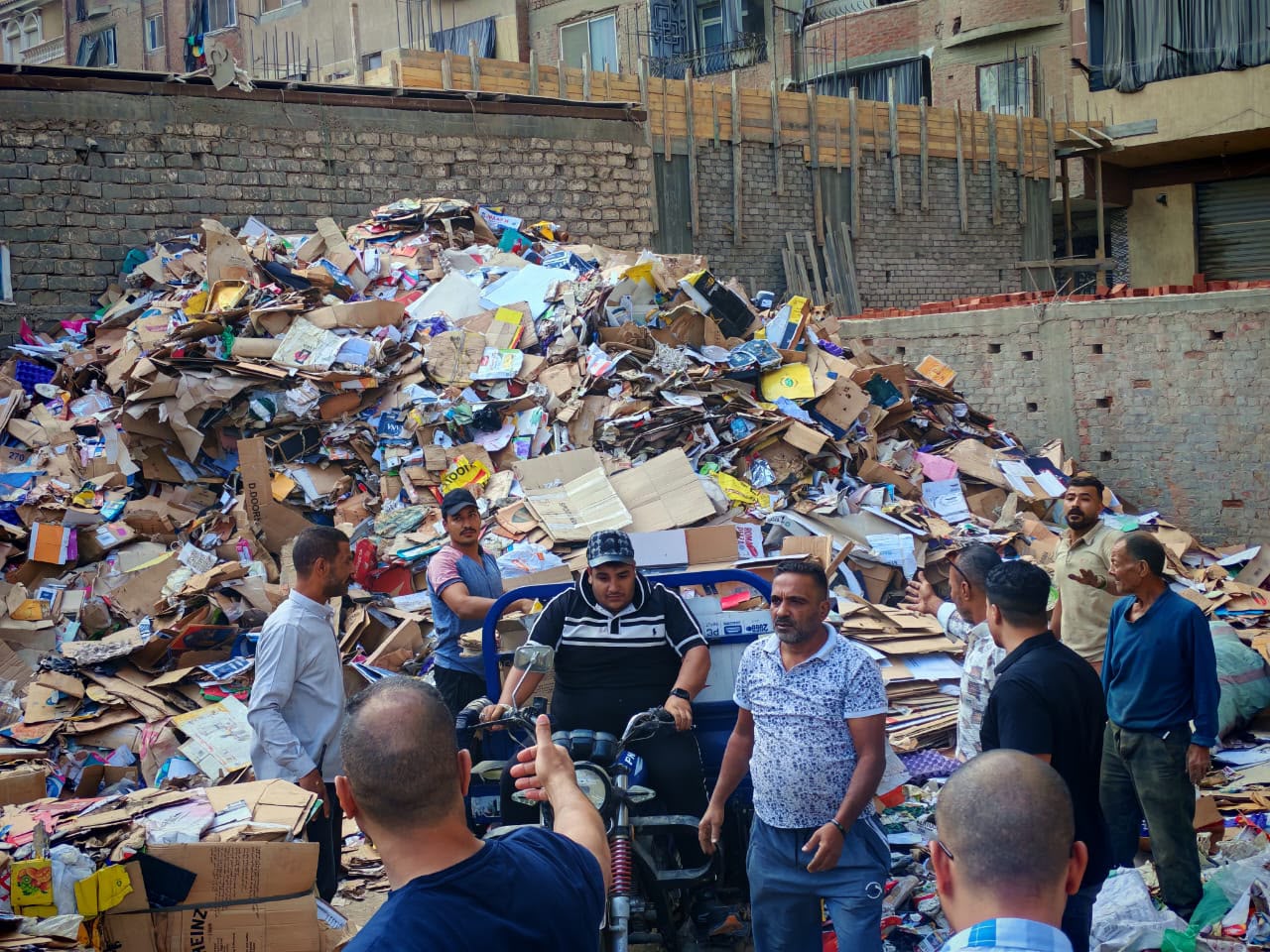 الجيزة تكثف حملاتها على مخازن الفرز والخردة بأوسيم والطالبية