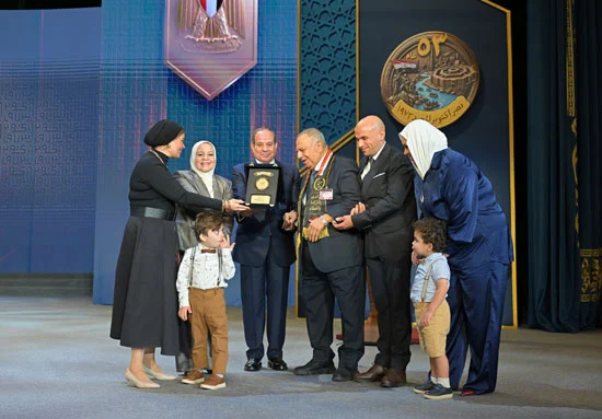 الرئيس السيسي خلال تكريم أحد أبطال حرب أكتوبر وأسرته الرئيس السيسي خلال تكريم أحد أبطال حرب أكتوبر وأسرته