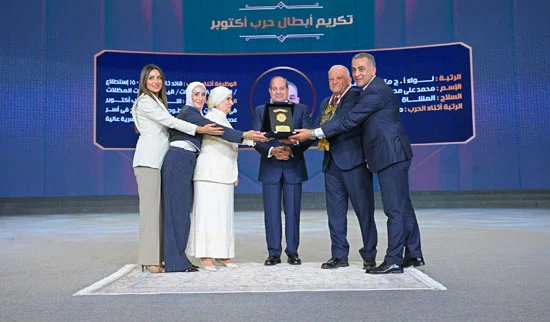 الرئيس السيسي يكرم أبطال حرب أكتوبر وأسرهم الرئيس السيسي يكرم أبطال حرب أكتوبر وأسرهم