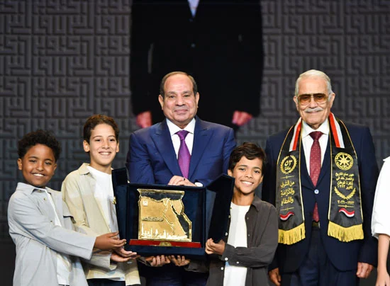 الرئيس السيسي يكرم أحد أبطال حرب أكتوبر الرئيس السيسي يكرم أحد أبطال حرب أكتوبر