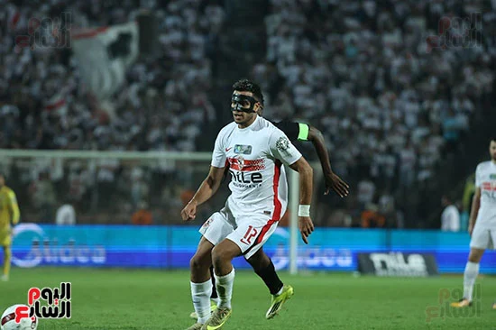 أحمد ربيع يتابع إحدى الهجمات أحمد ربيع يتابع إحدى الهجمات