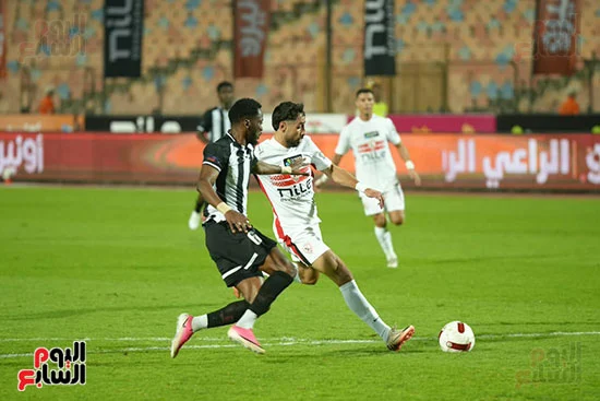 عدى الدباغ فى منافسة على الكرة مع لاعب الجيش عدى الدباغ فى منافسة على الكرة مع لاعب الجيش