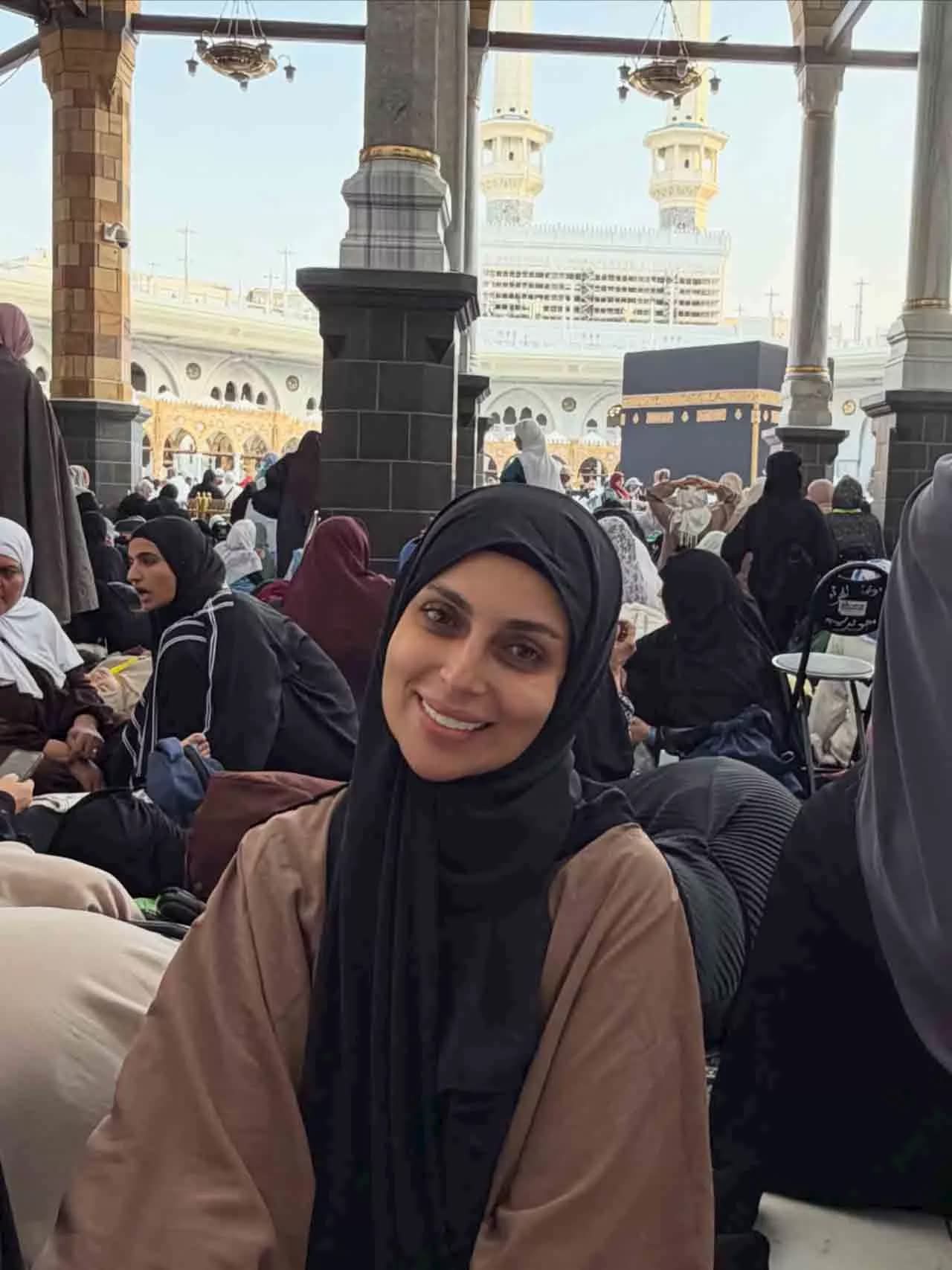 إسراء عبدالفتاح تؤدي العمرة وتشارك صورًا من الحرم