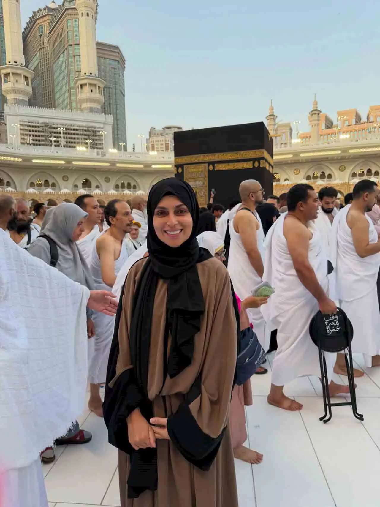 إسراء عبدالفتاح تؤدي العمرة وتشارك صورًا من الحرم