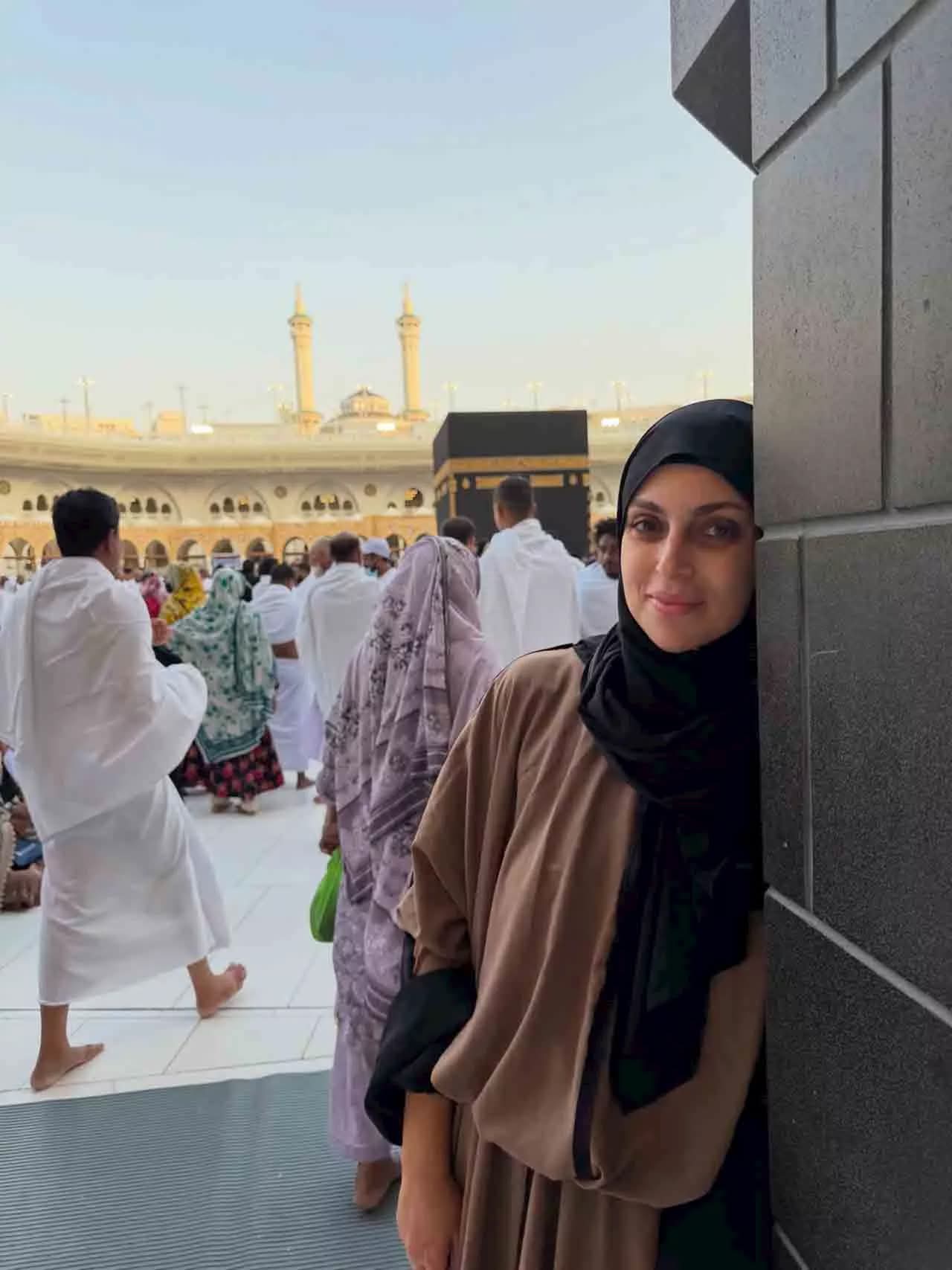 إسراء عبدالفتاح تؤدي العمرة وتشارك صورًا من الحرم