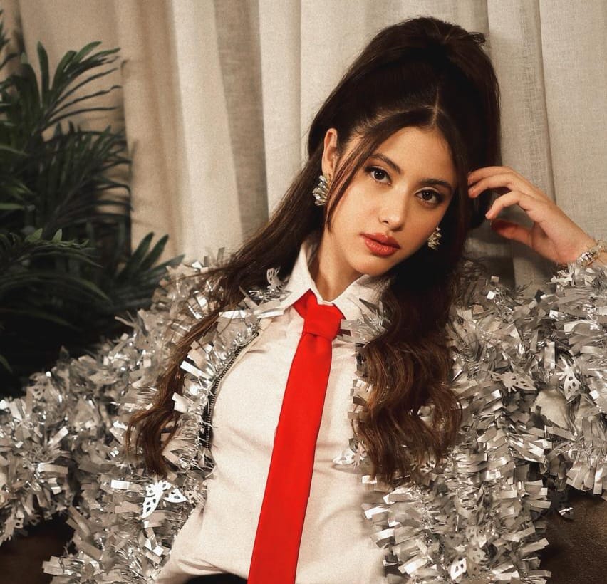 أيسل رمزي تخطف الأنظار بإطلالة شبابية عصرية أيسل رمزي تخطف الأنظار بإطلالة شبابية عصرية