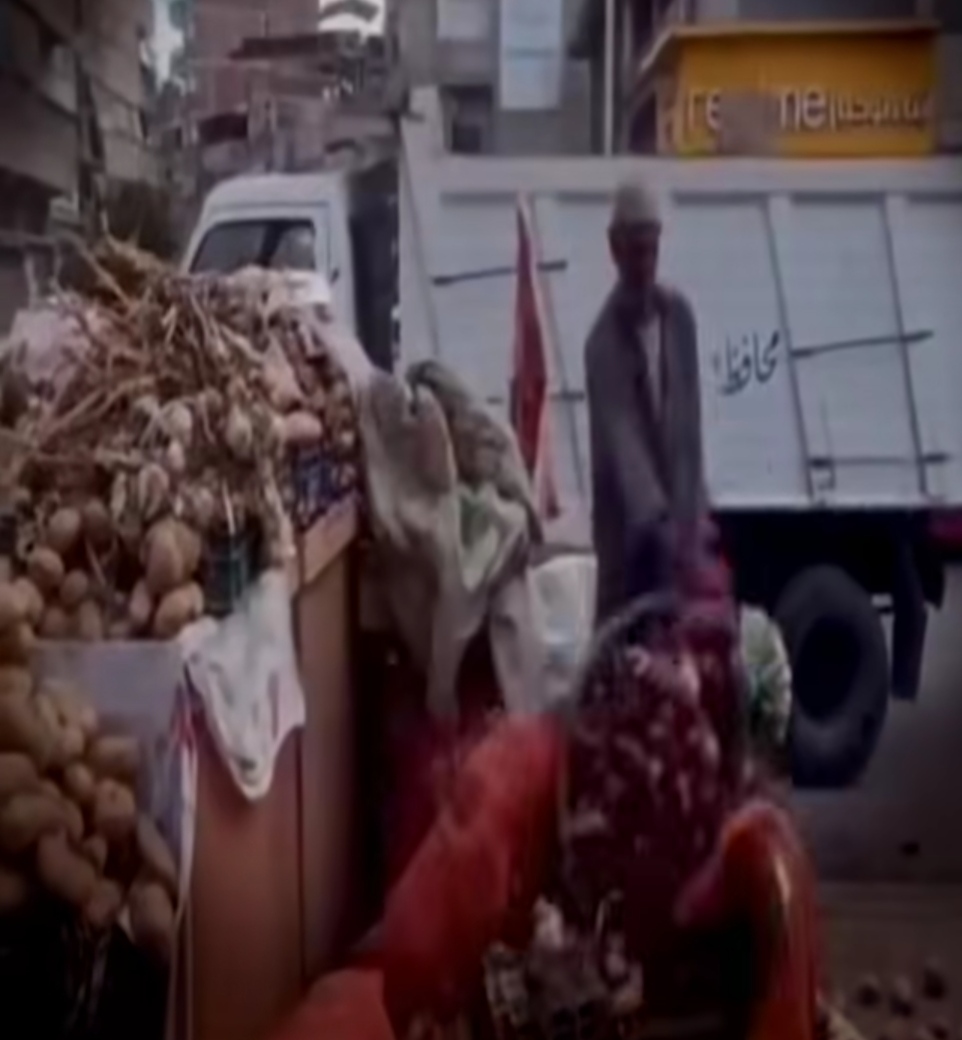 بائع خضار يرمي بضاعته على الأرض بعد إزالة فرشته في دمياط بائع خضار يرمي بضاعته على الأرض بعد إزالة فرشته في دمياط