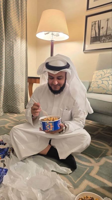 مشاري العفاسي في مصر ويشارك جمهوره لحظات على مائدة الكشري مشاري العفاسي في مصر ويشارك جمهوره لحظات على مائدة الكشري