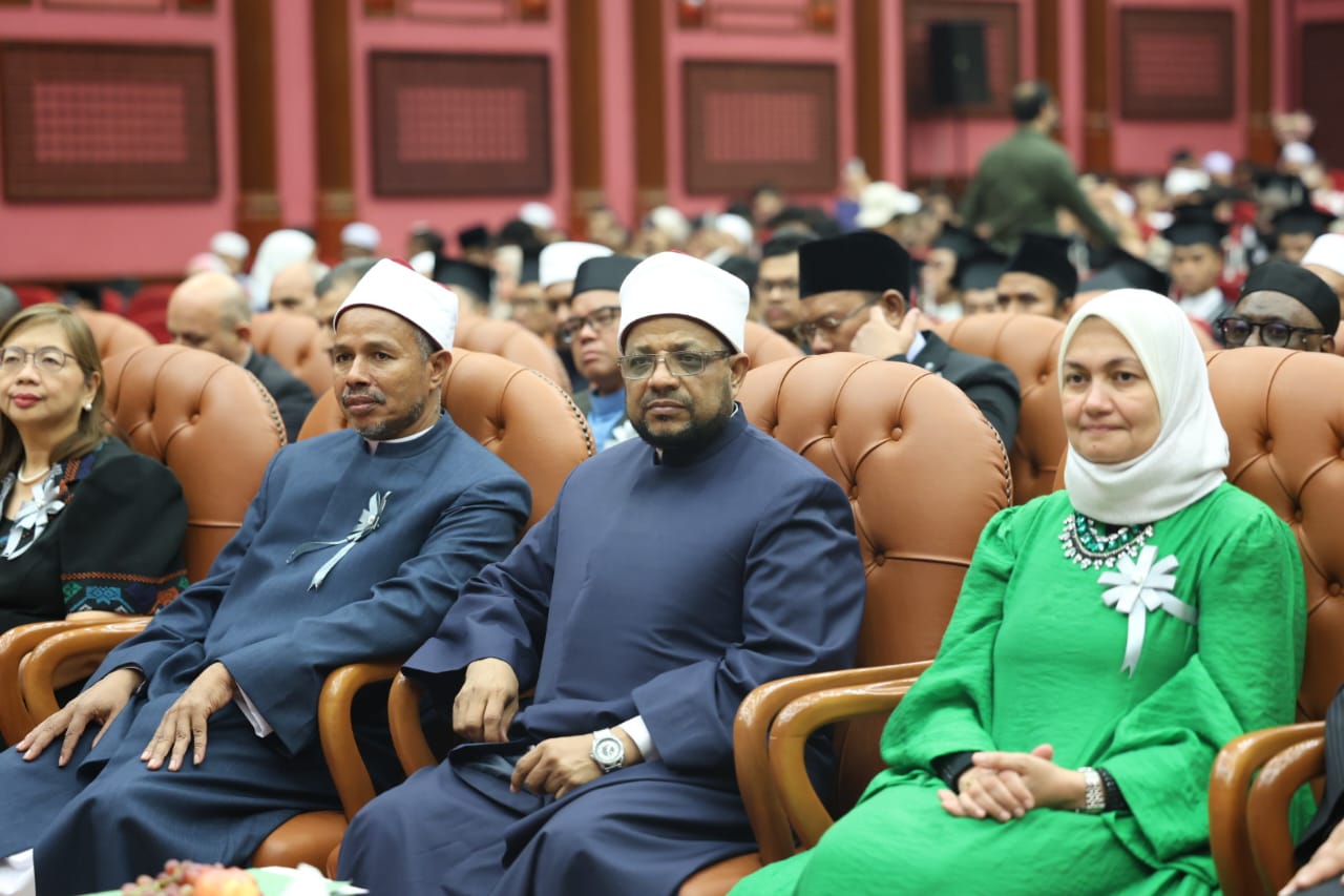 الأزهر يطلق حفل خريجي الثانوية ويكرم المتفوقين بالبعوث الإسلامية الأزهر يطلق حفل خريجي الثانوية ويكرم المتفوقين بالبعوث الإسلامية