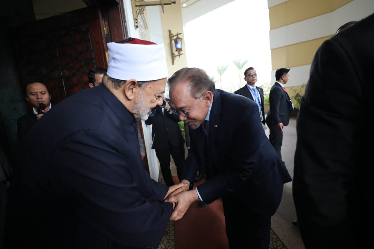 الإمام الأكبر يؤكد مواصلة رسالة الأزهر في نشر علوم الدين الإمام الأكبر يؤكد مواصلة رسالة الأزهر في نشر علوم الدين