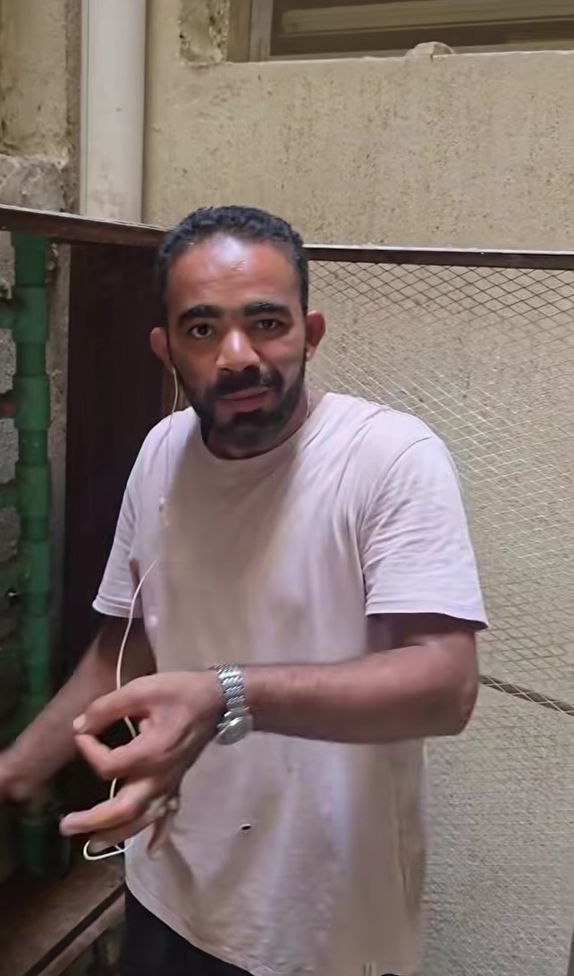 عابد عناني يستغيث بعد تهديده داخل كومباوند شهير