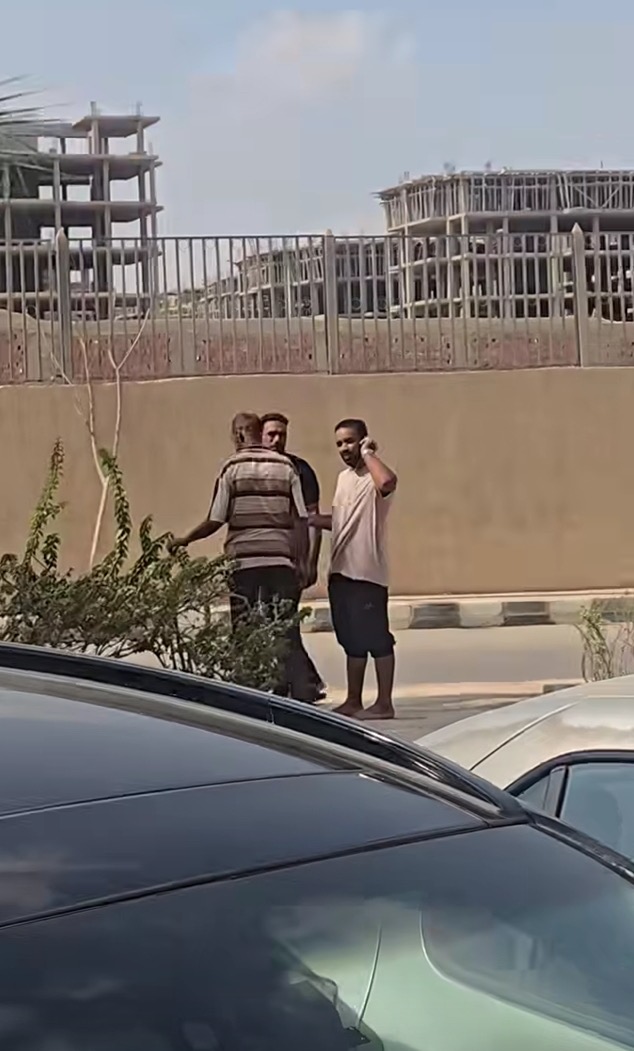 عابد عناني يستغيث بعد تهديده داخل كومباوند شهير