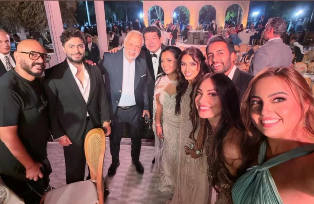 تامر حسني وأحمد سعد خلال إحياء حفل زفاف ابنة المخرجة شيرين عادل (1) تامر حسني وأحمد سعد خلال إحياء حفل زفاف ابنة المخرجة شيرين عادل (1)