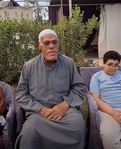 حسين حجاج يحرص على تعليم أحفاده أمور الدين حسين حجاج يحرص على تعليم أحفاده أمور الدين