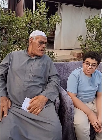 حسين حجاج يحرص على تعليم أحفاده أمور الدين حسين حجاج يحرص على تعليم أحفاده أمور الدين