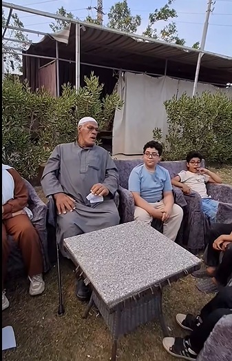 حسين حجاج يحرص على تعليم أحفاده أمور الدين حسين حجاج يحرص على تعليم أحفاده أمور الدين