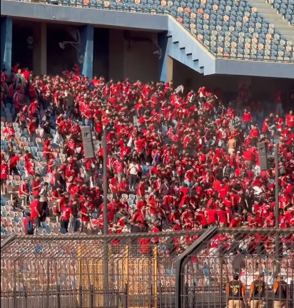 جماهير الأهلي تملأ مدرجات القاهرة قبل قمة الزمالك