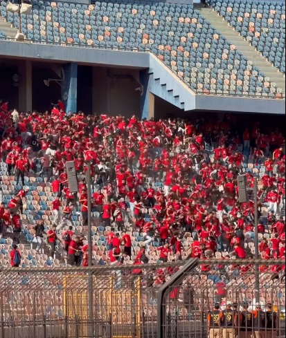جماهير الأهلي تملأ مدرجات القاهرة قبل قمة الزمالك