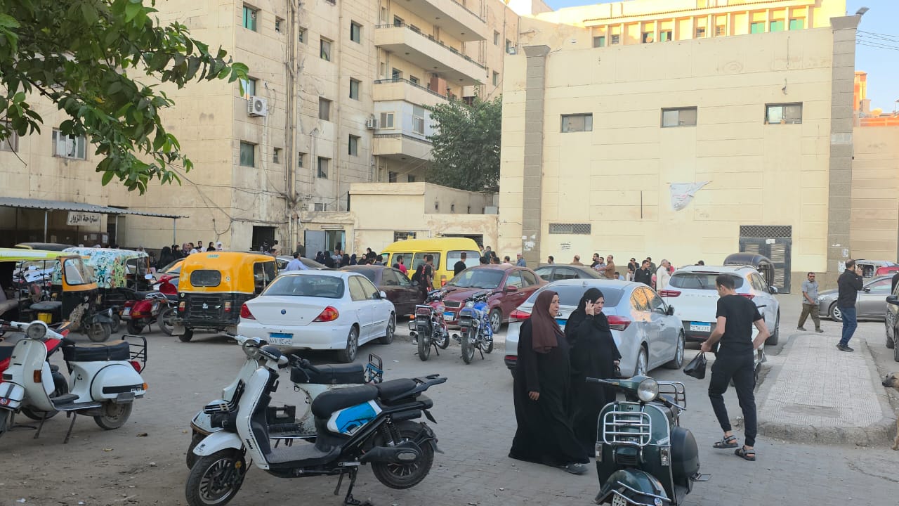 حزن في المحلة خلال تشييع ضحيتي حادث المنزل المنهار حزن في المحلة خلال تشييع ضحيتي حادث المنزل المنهار