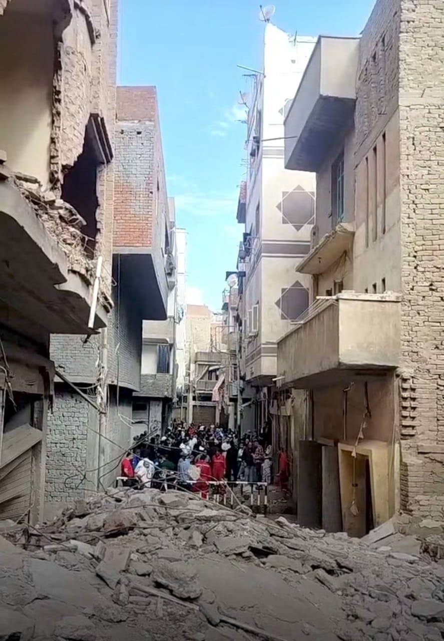 حزن في المحلة خلال تشييع ضحيتي حادث المنزل المنهار حزن في المحلة خلال تشييع ضحيتي حادث المنزل المنهار