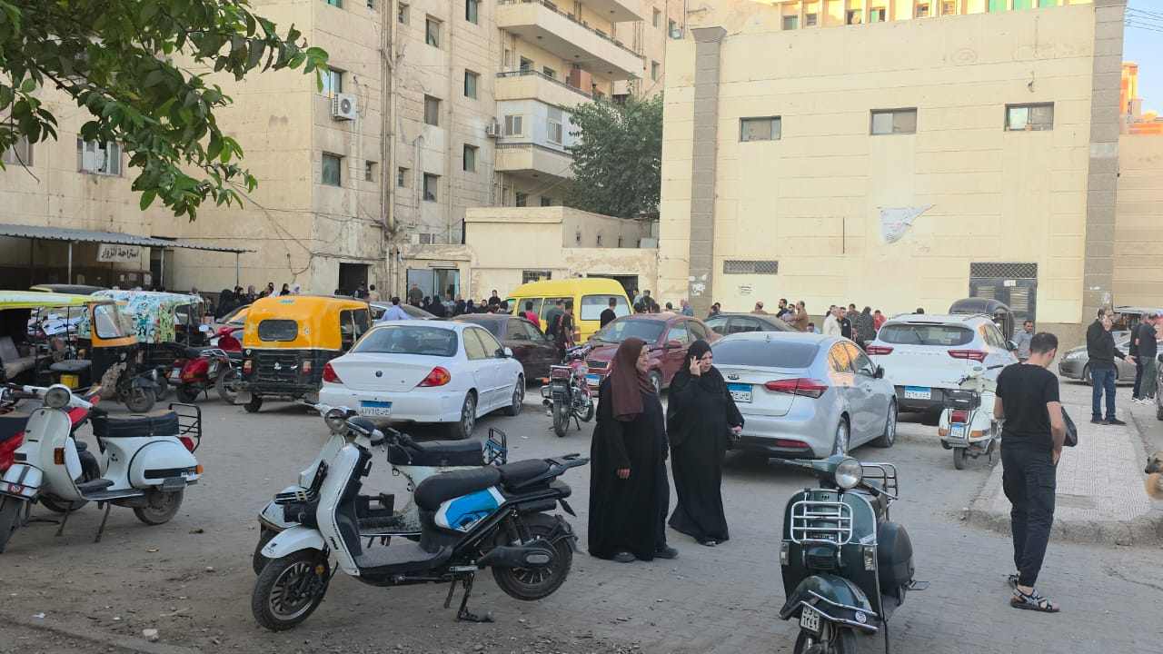 حزن في المحلة خلال تشييع ضحيتي حادث المنزل المنهار حزن في المحلة خلال تشييع ضحيتي حادث المنزل المنهار