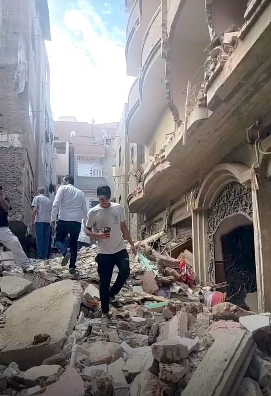 حزن في المحلة خلال تشييع ضحيتي حادث المنزل المنهار حزن في المحلة خلال تشييع ضحيتي حادث المنزل المنهار