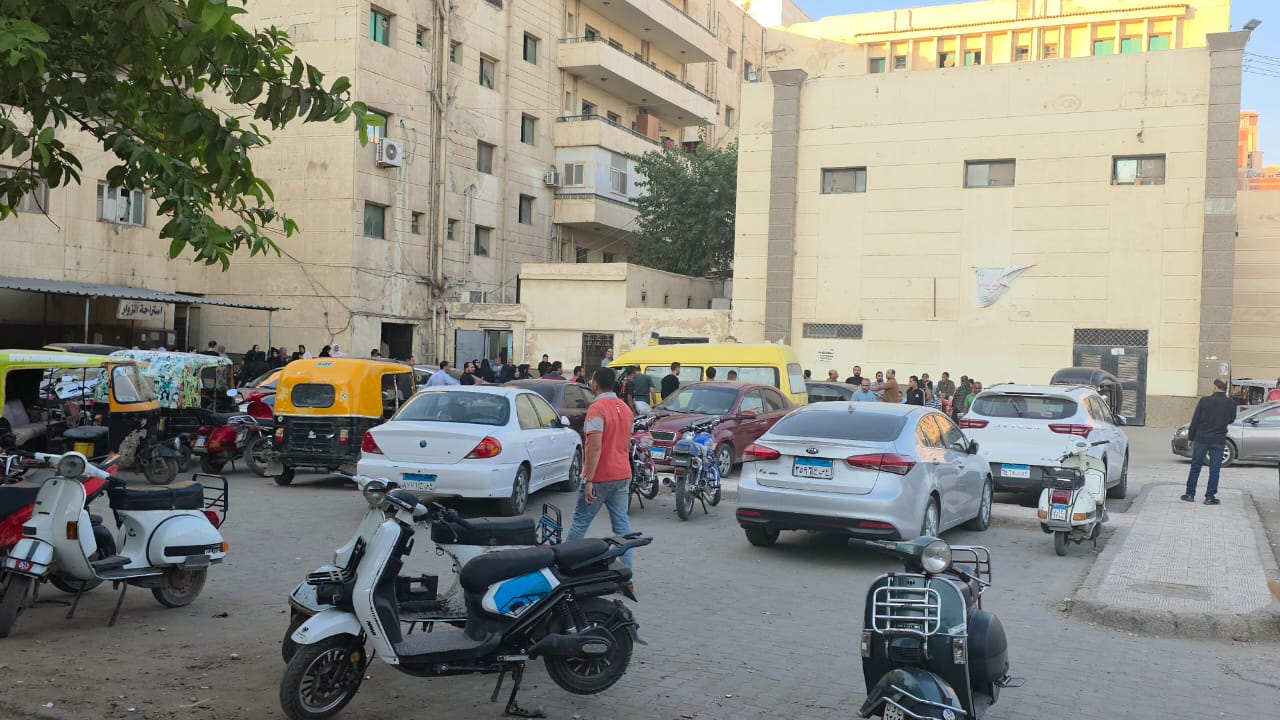 حزن في المحلة خلال تشييع ضحيتي حادث المنزل المنهار حزن في المحلة خلال تشييع ضحيتي حادث المنزل المنهار