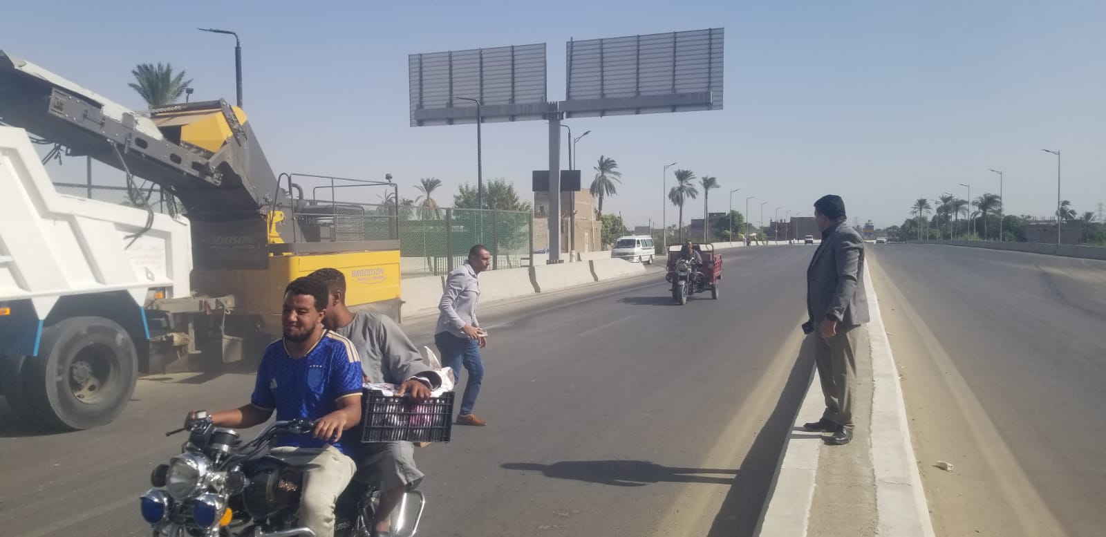 حملات مكثفة بالقرنة لرفع كفاءة الطرق والإنارة حملات مكثفة بالقرنة لرفع كفاءة الطرق والإنارة