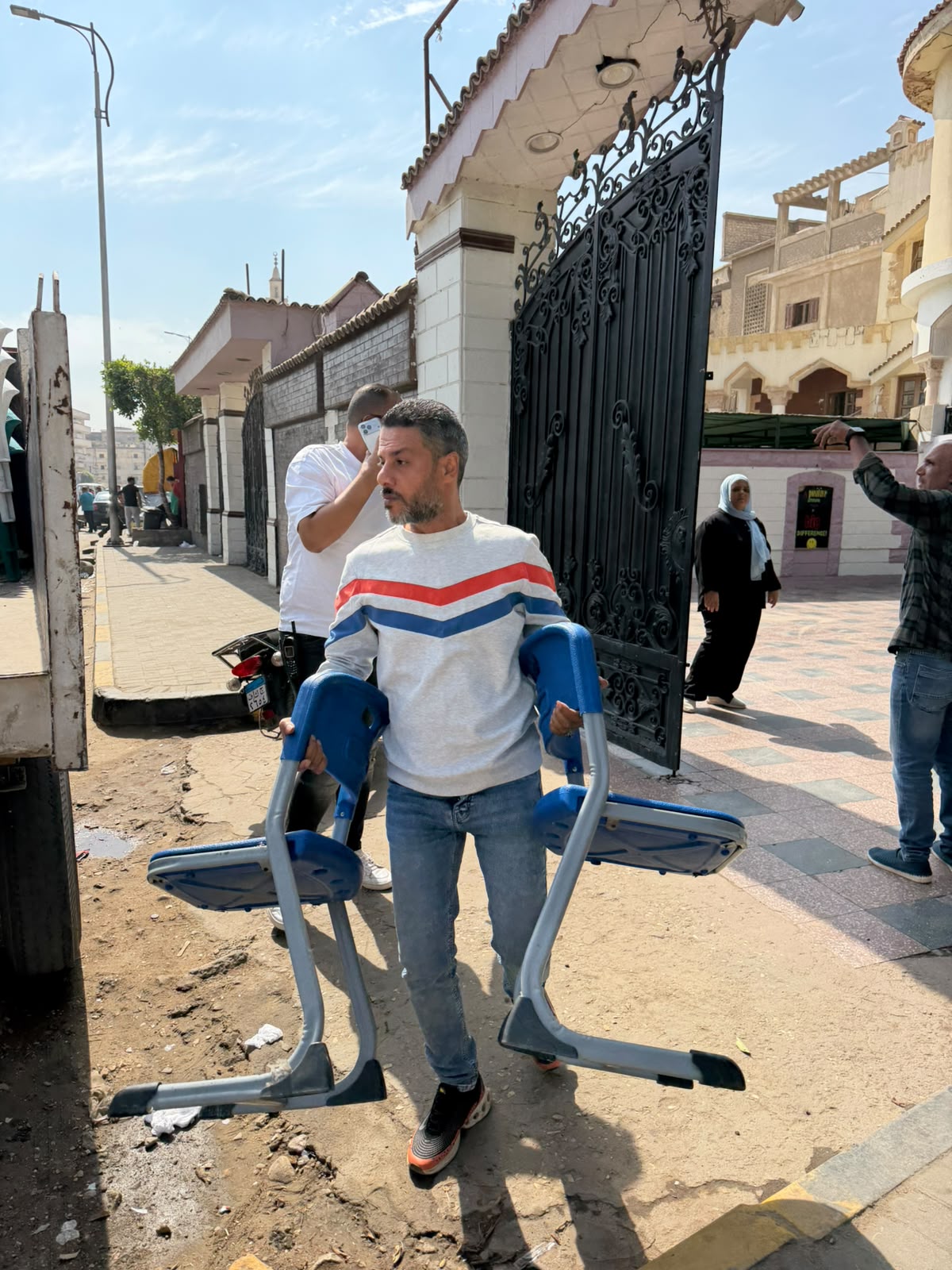 حي الهرم يصادر محتويات مدرسة وبيتش باجي بالمنصورية وكفر الجبل حي الهرم يصادر محتويات مدرسة وبيتش باجي بالمنصورية وكفر الجبل