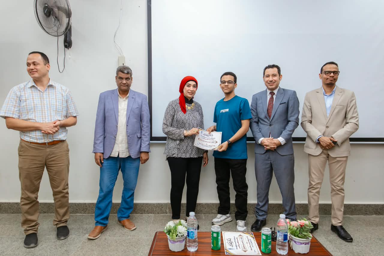 رئيس جامعة الأقصر تشهد استقبال طلاب الحاسبات وتكرم المتفوقين رئيس جامعة الأقصر تشهد استقبال طلاب الحاسبات وتكرم المتفوقين