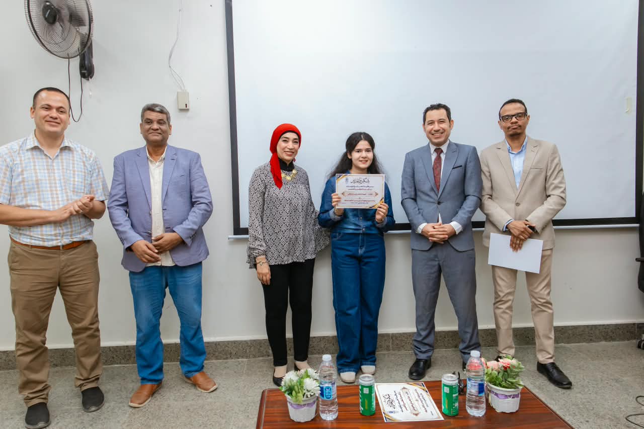 رئيس جامعة الأقصر تشهد استقبال طلاب الحاسبات وتكرم المتفوقين رئيس جامعة الأقصر تشهد استقبال طلاب الحاسبات وتكرم المتفوقين