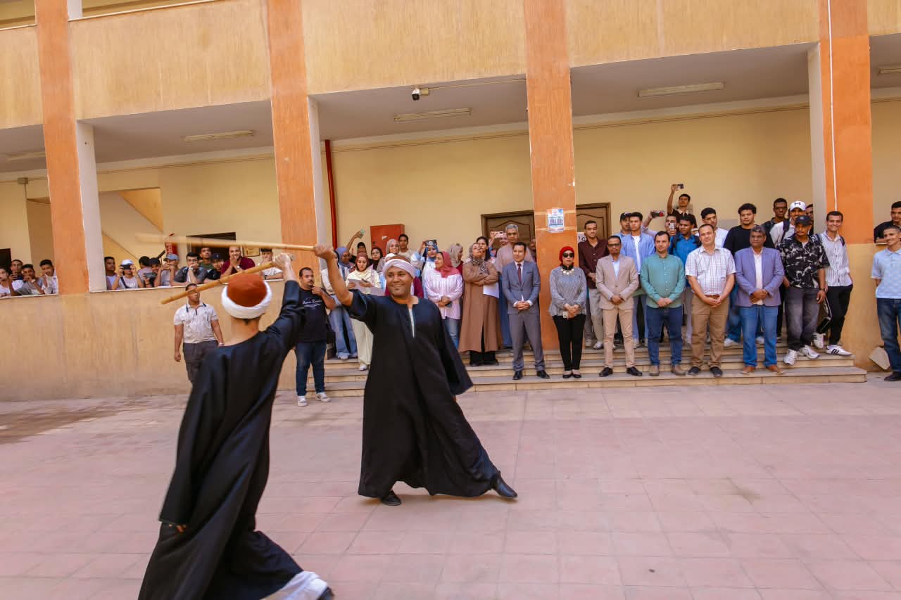 رئيس جامعة الأقصر تشهد استقبال طلاب الحاسبات وتكرم المتفوقين رئيس جامعة الأقصر تشهد استقبال طلاب الحاسبات وتكرم المتفوقين