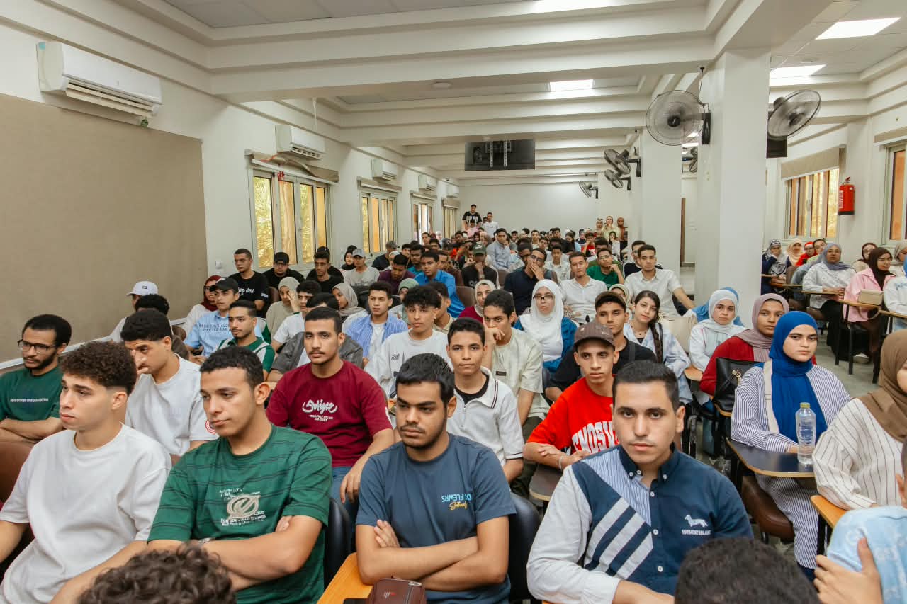 رئيس جامعة الأقصر تشهد استقبال طلاب الحاسبات وتكرم المتفوقين رئيس جامعة الأقصر تشهد استقبال طلاب الحاسبات وتكرم المتفوقين