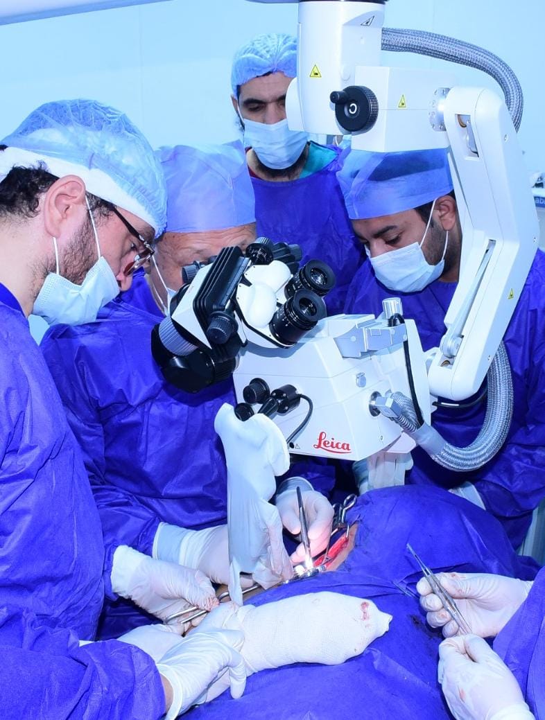 رئيس جامعة سوهاج يجري جراحة دقيقة لإعادة توصيل الأعصاب رئيس جامعة سوهاج يجري جراحة دقيقة لإعادة توصيل الأعصاب