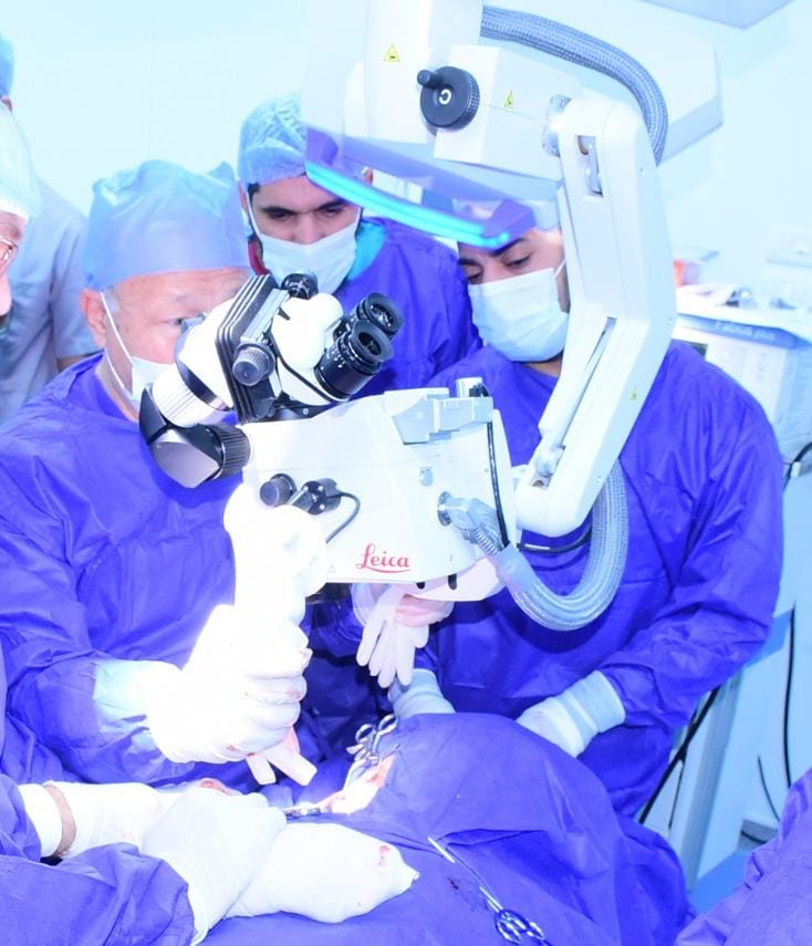 رئيس جامعة سوهاج يجري جراحة دقيقة لإعادة توصيل الأعصاب رئيس جامعة سوهاج يجري جراحة دقيقة لإعادة توصيل الأعصاب