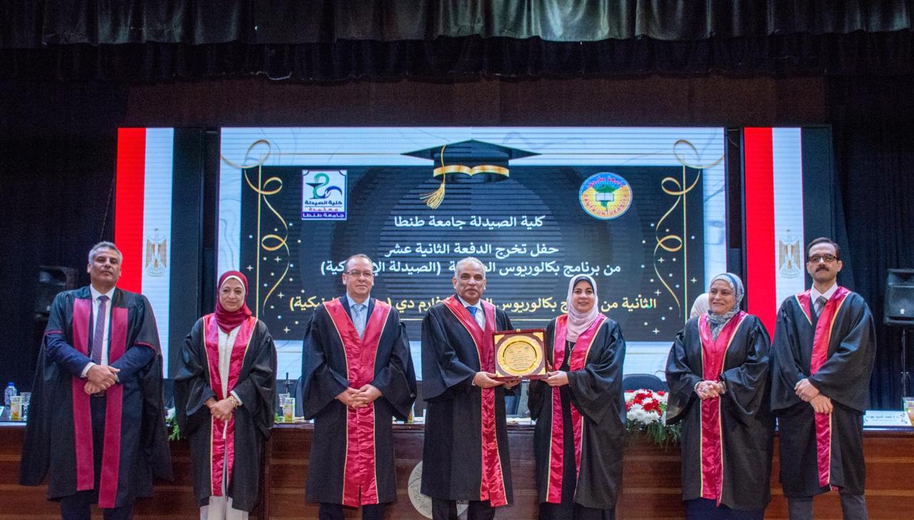 رئيس جامعة طنطا يشهد تخرج الدفعة 12 من الصيدلة الإكلينيكية