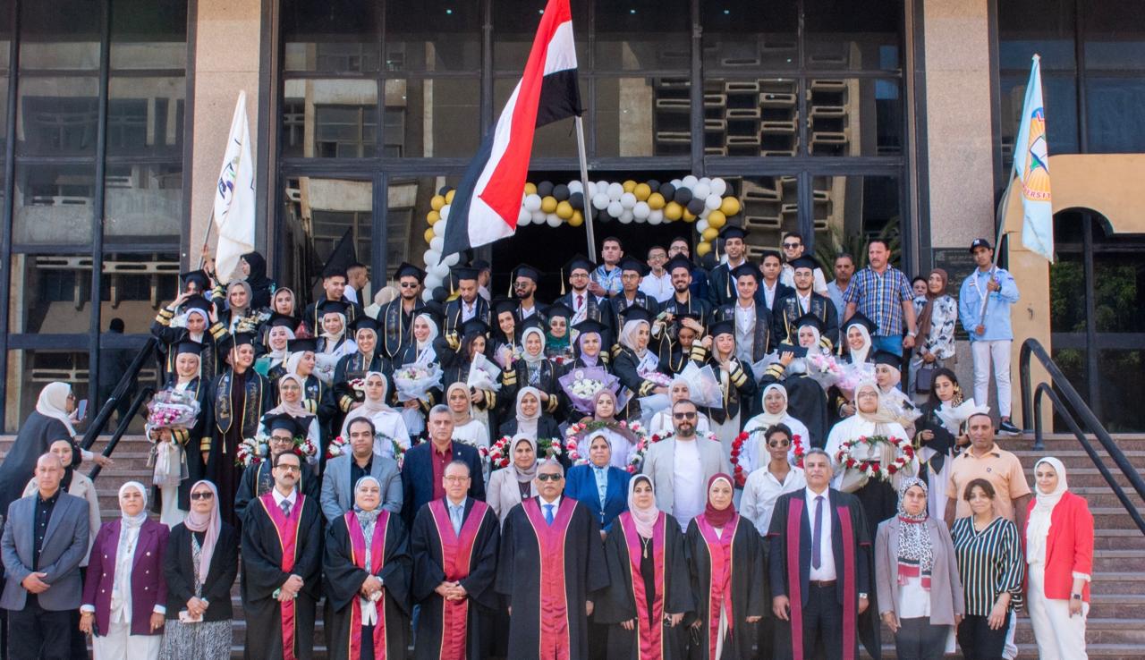 رئيس جامعة طنطا يشهد تخرج الدفعة 12 من الصيدلة الإكلينيكية